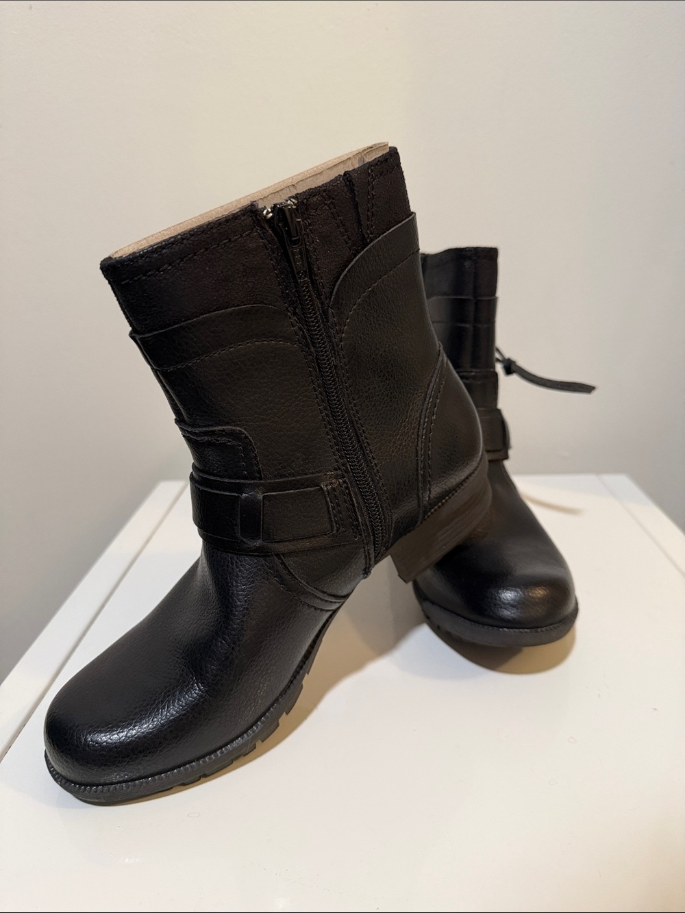 Clarks Women's Riddle Avant Black Leather Ankle Zip Boots Size 6.5
